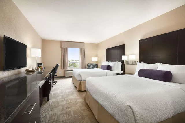 غرفة بسريرين كوين، Days Inn Calgary Airport 1/1