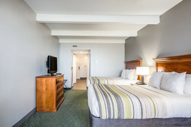 1 Bedroom, Deluxe, Suite, 2 Queen Beds, Ocean Front، Country Inn & Suites by Radisson, Virginia Beach (Oceanfront) 3/7