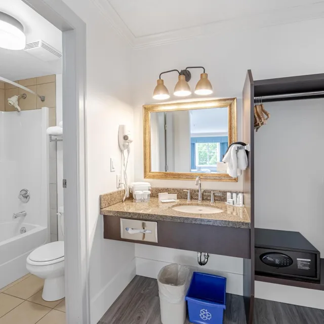 غرفة بسرير كينج بجاكوزي، Ramada By Wyndham Surrey/Langley 7/7