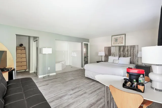 غرفة شهر العسل بفراش فوتون وسرير كينج بحوض جاكوزي، The Atlantic Hotel 9/10