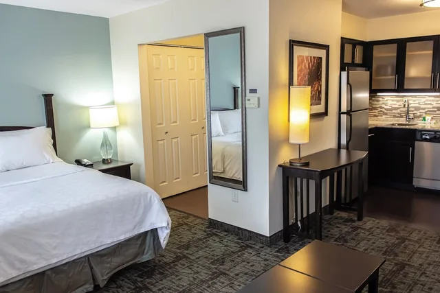 جناح استوديو بسرير كوين بمطبخ، Staybridge Suites Minot 1/6
