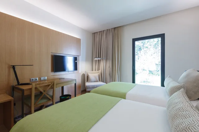غرفة قياسية بسرير مزدوج أو سريرين منفصلين بإطلالة على الحديقة، NEYA Porto Hotel 2/2