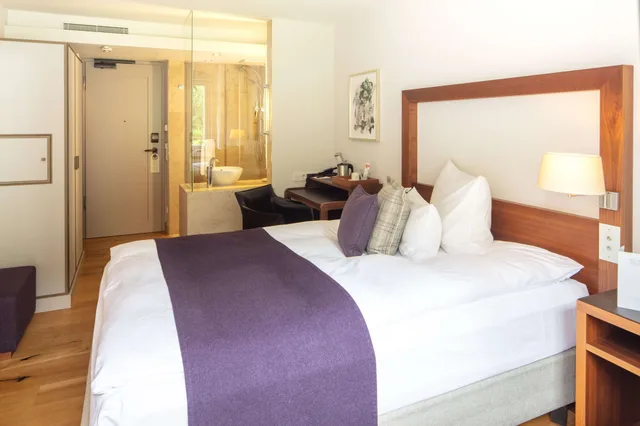 Classic, King Bed, Waldhotel Stuttgart 3/5