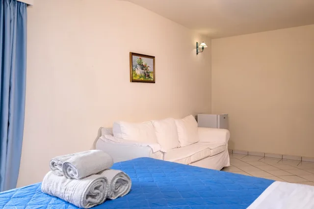 Family, 1 Double and 3 Single Beds، Porto Koukla Beach Hotel 3/10