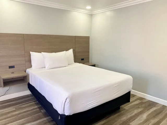 2 Bedrooms, Cottage, King and Queen Bed, Kitchen, Lone Oak Lodge 5/10