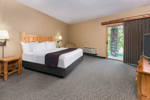 Majestic, 1 King and 2 Queen Beds, Sofa، Great Wolf Lodge Kansas City 1/5