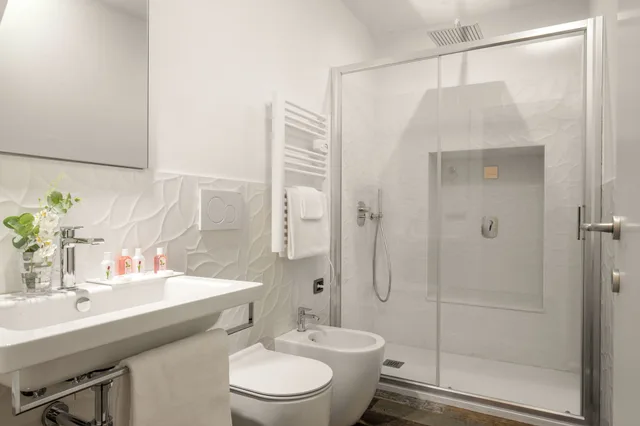 جناح بسرير كوين مع أريكة، MySuite Tower Pantheon 2/2