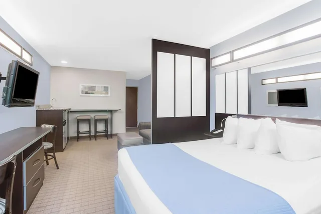 Deluxe, Studio, Suite, Queen Bed, Microtel Inn & Suites by Wyndham Bath 1/2