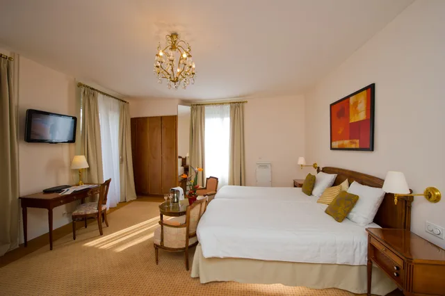 غرفة ديلوكس بسرير كوين بإطلالة على البحيرة بشرفة، Eden Palace Au Lac 3/8
