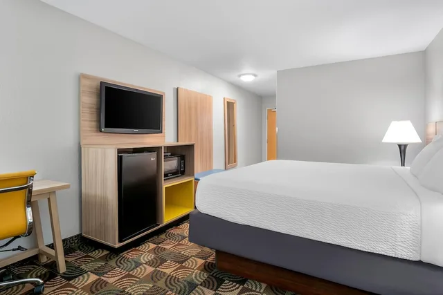 Standard, King Bed, Jetted Tub, Days Inn by Wyndham Hillsdale 10/10