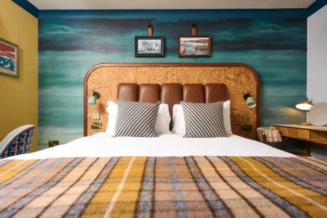 Renovated, Double Bed, with View، Great Western Hotel 2/2