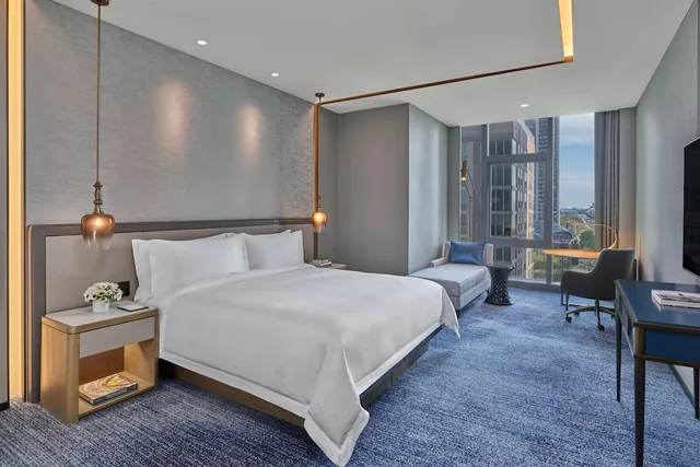غرفة سوبيريور بسرير كينج بإطلالة على المتنزه، The St. Regis Chicago 1/5