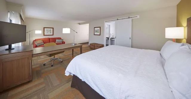 استوديو بسرير كينج مع أريكة لذوي الإعاقة، Hampton Inn and Suites Hood River 1/1