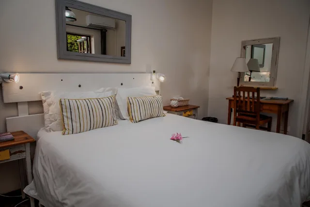 Budget, Queen Bed, Street View, Aan De Oever 3/3