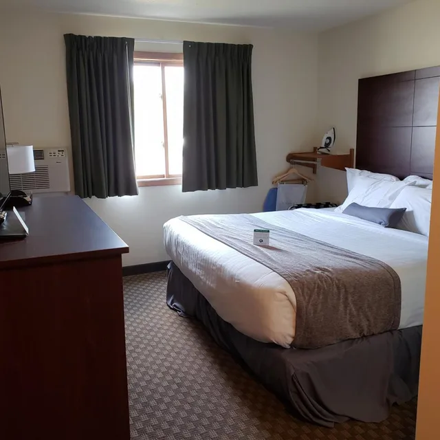 غرفة بسرير مزدوج، Cobblestone Inn & Suites Merrill 1/7