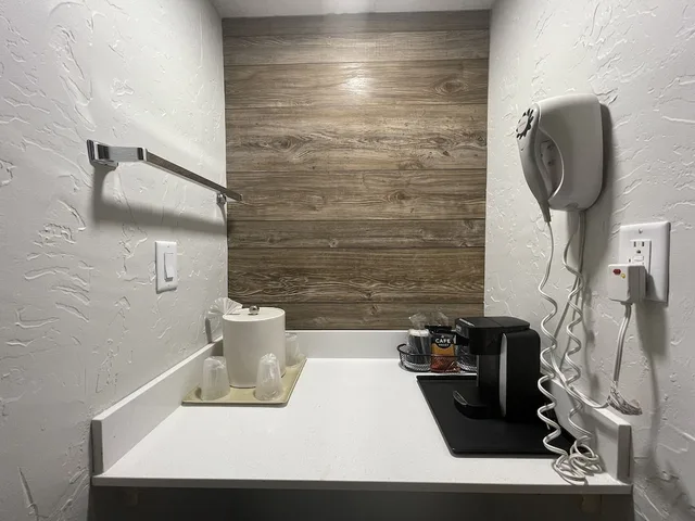 غرفة قياسية بسريرين كوين، The Chateau Hotel And Conference Center 10/10
