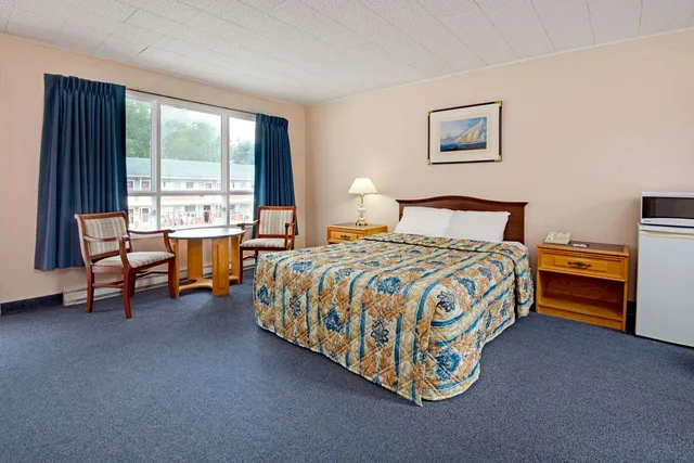 Room, 2 Double Beds, Knights Inn Midland 1/5