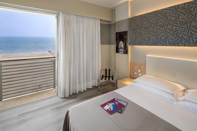 غرفة بسرير مزدوج أو سريرين منفصلين بإطلالة على البحر، Hotel Rosanna 3 Stelle Superior 1/4