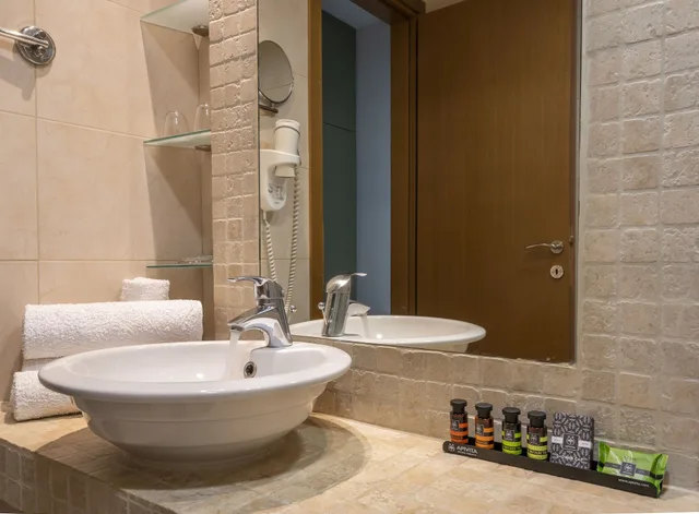غرفة ديلوكس بسريرين منفصلين بإطلالة على البحر مع أريكة، Kastalia Hotel 5/5