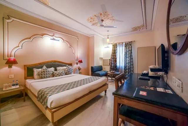 غرفة سوبيريور بسرير كينج، L M B Hotel 2/2