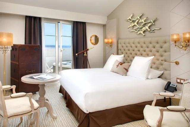 جناح عائلي بسرير كينج، GRAND HOTEL DES SABLETTES PLAGE, CURIO COLLECTION BY HILTON 5/12