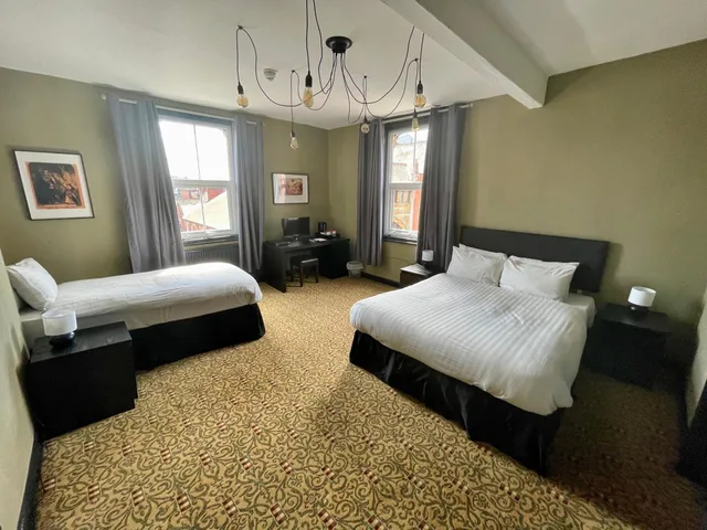 Basic, Triple, King Bed, The Wrens 1/1