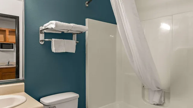 غرفة قياسية بسريرين مزدوجين، WoodSpring Suites Evansville East 6/7