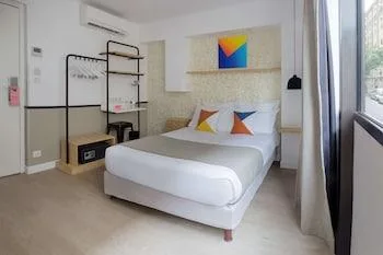 Comfy, Queen Bed، Hotel Izzy By Happyculture 1/2