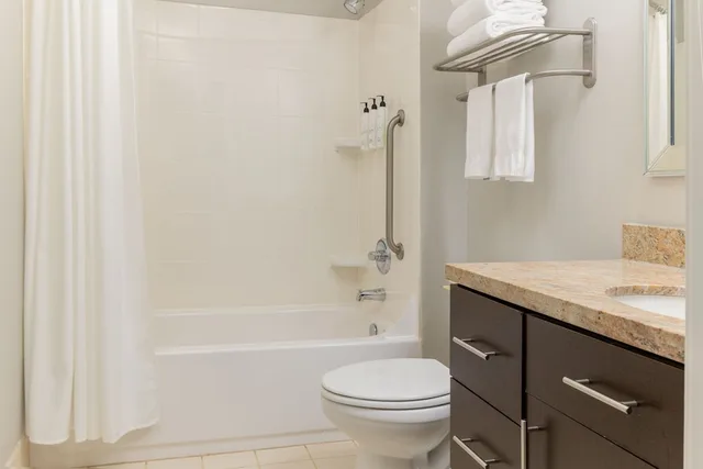 جناح استوديو بسرير كينج مع أريكة، TownePlace Suites by Marriott Erie 2/2