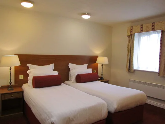 غرفة قياسية بسريرين منفصلين، Windmill Village Hotel, Golf Club Spa, BWSC 1/3