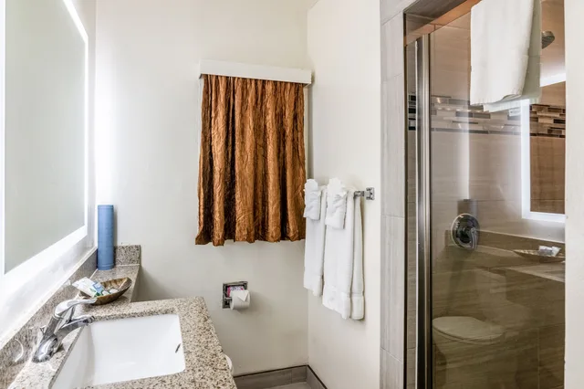 غرفة بسرير كوين بغرفة نوم واحدة، Inn at 50 - Long Beach Convention Center 7/7