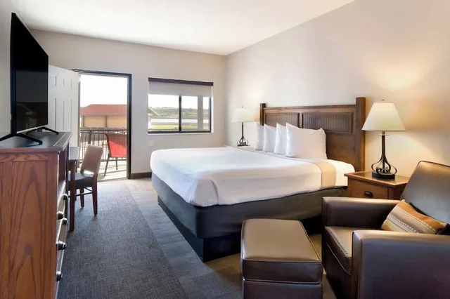 Guest Room, Standard, King Bed, Riverside, River View، Arrowwood Resort At Cedar Shore 1/6