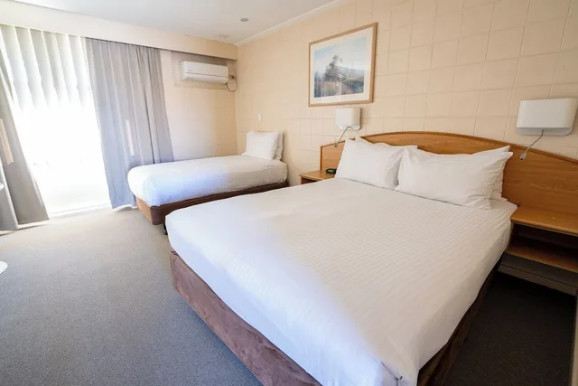 Deluxe, Single, Queen Bed, Hospitality Inn Geraldton SureStay Collection by Best Western 3/9