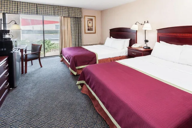 غرفة بسرير كينج وسرير مزدوج، Baymont By Wyndham Michigan City 1/1