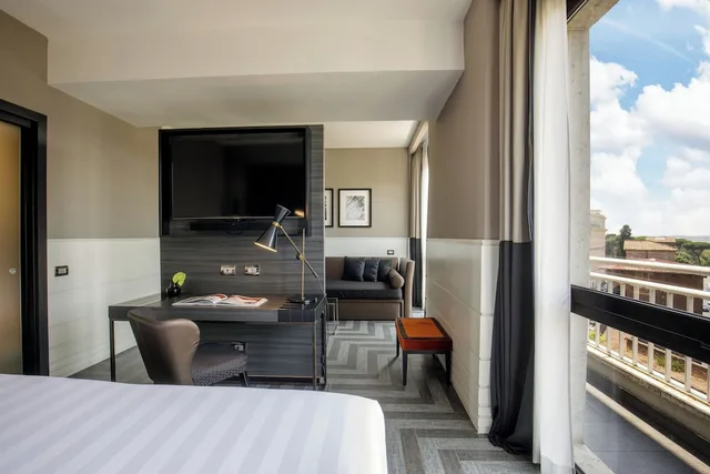 جناح جونيور، The Tribune Hotel 1/10