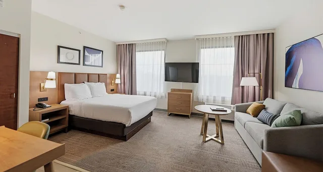 غرفة قياسية بسرير كوين مع أريكة بمطبخ، Best Western Plus Hannaford Inn & Suites 3/4