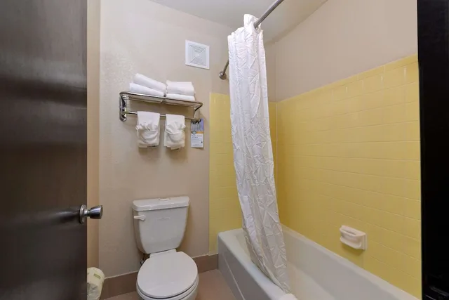 غرفة قياسية بسرير كينج، Quality Inn Appleton West 5/5