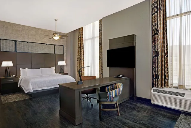 جناح بسرير كينج بشرفة، Hampton Inn & Suites Austin At The University / Capitol 3/10