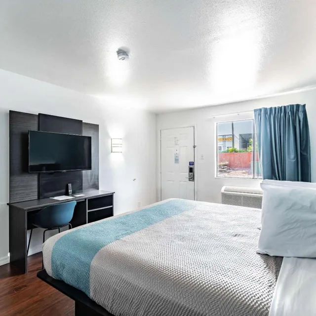 1 King Bed Mob Acc RI Shwr Nsmk Micfridg، Motel6 Tampa, FL 4/10