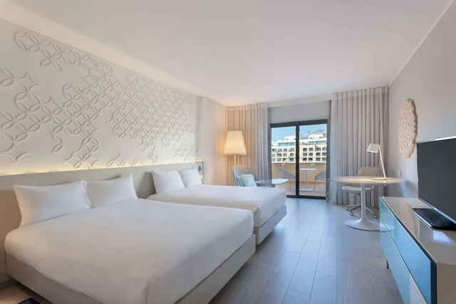 غرفة عائلية بسريرين كوين بإطلالة على المرسى بشرفة، HILTON MALTA 1/4