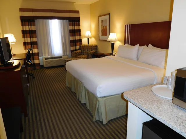 غرفة بسرير كينج، Holiday Inn Express Hotel And Suites Ponca City 1/8
