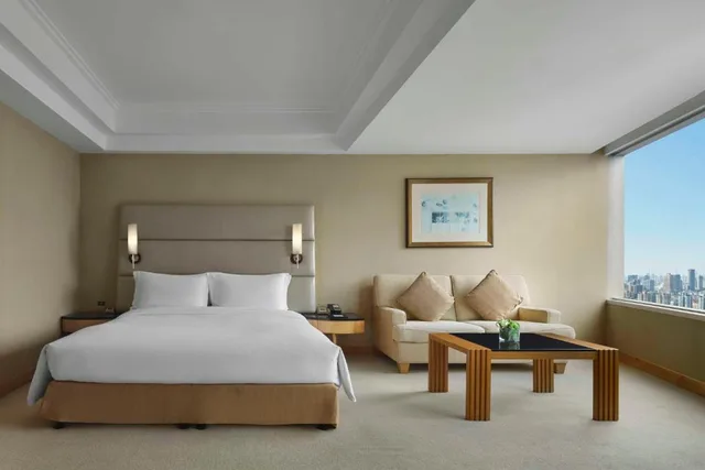 غرفة بسرير كينج بإطلالة على المدينة، DoubleTree by Hilton Hotel Shanghai Pudong 1/1