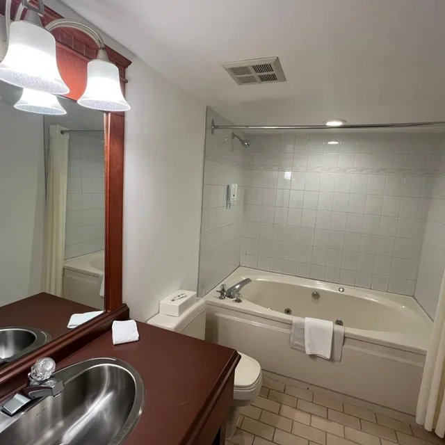 Junior Suite, King Bed, Jetted Tub, Quality Inn & Suites Bay Front 2/2