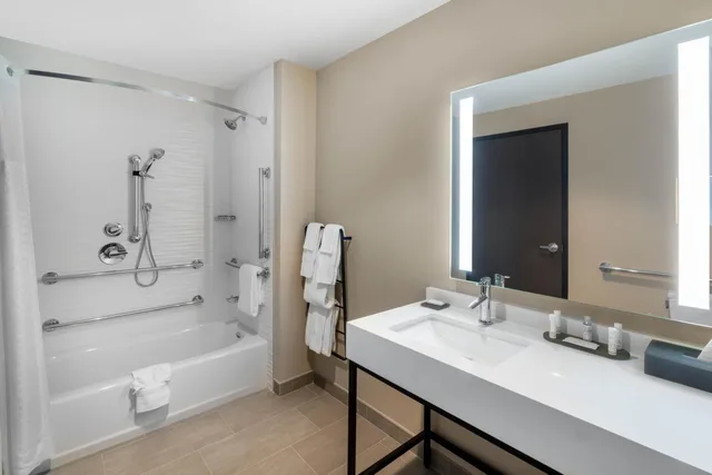 غرفة بسرير كوين لذوي الإعاقة، La Quinta Inn Suites By Wyndham Nashville Downtown Stadium 7/7