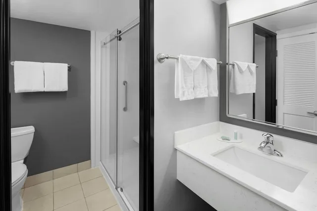غرفة بسريرين كوين مع أريكة لذوي الإعاقة، Courtyard by Marriott Salt Lake City Sandy 4/5