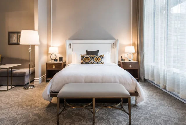 غرفة غراند ديلوكس بسرير كينج بإطلالة على المدينة مع أريكة، Hotel Birks Montreal 3/3