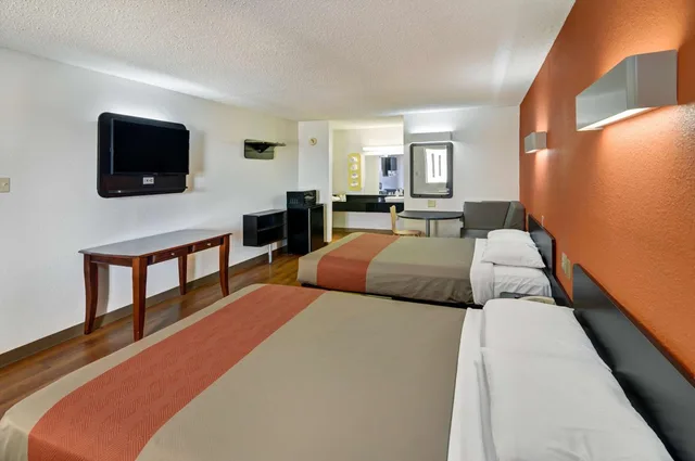 2 Queen Beds - Mobil Access Tub Nsmk Micfridg، Motel6 Lindale, TX 4/9