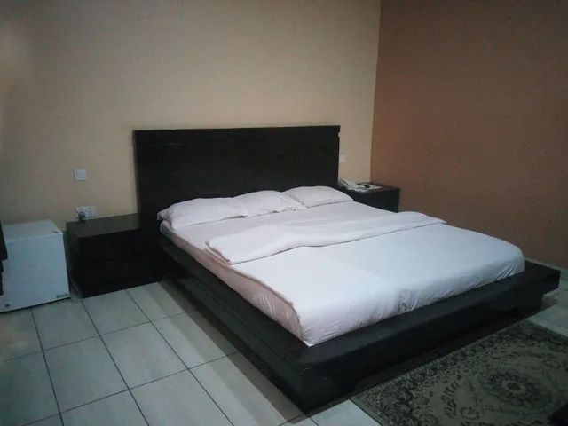جناح رئاسي بسرير كوين، Peak Court Hotels 1/2