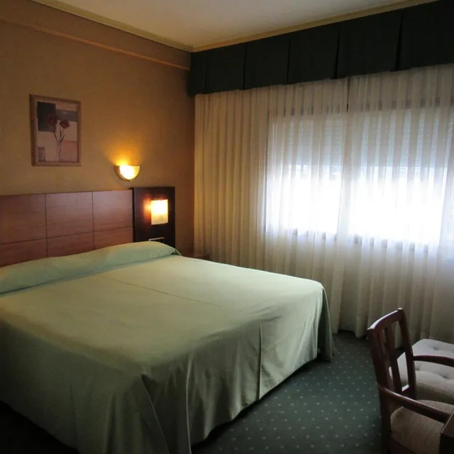 Room, King Bed, Virgen Del Camino 2/6