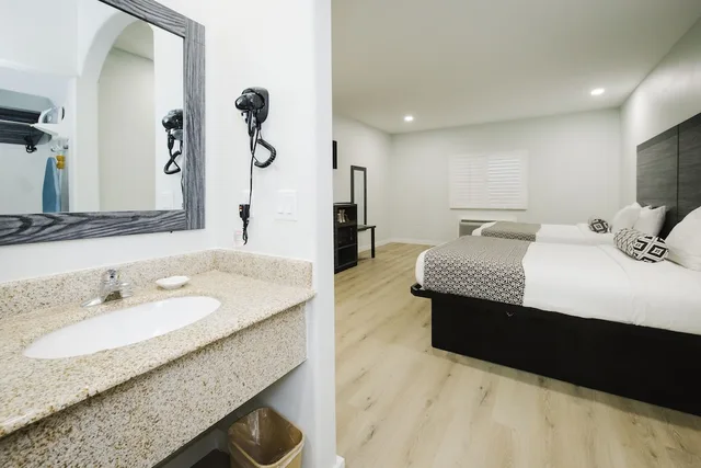 غرفة قياسية بسريرين كوين بمطبخ صغير، Sapphire Inn & Suites- Deer Park 7/7